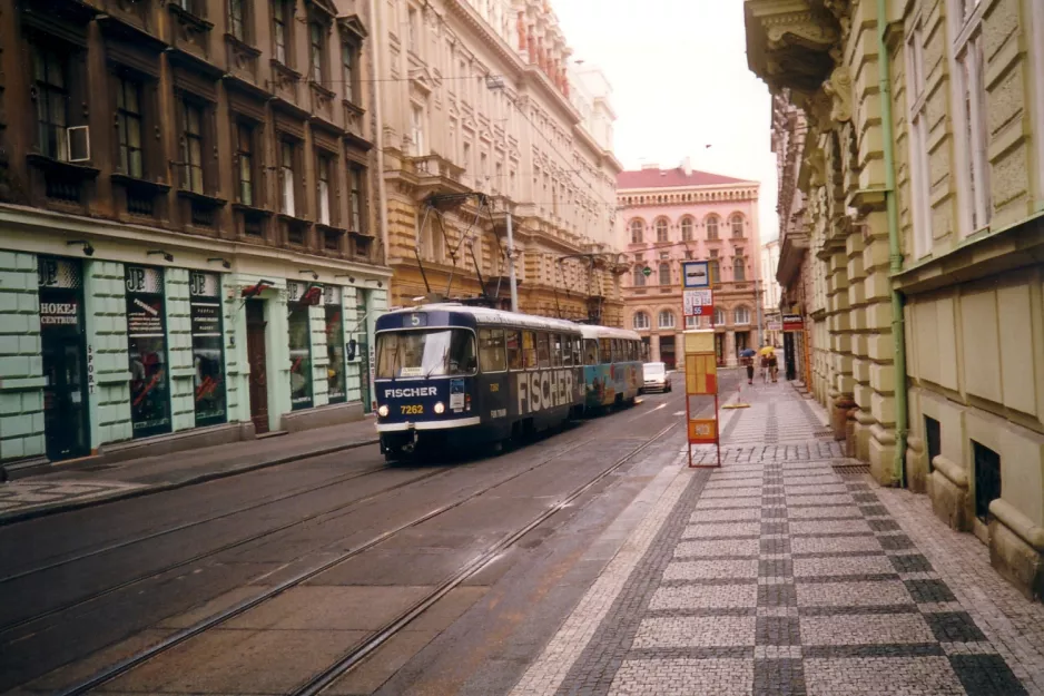 Prag Straßenbahnlinie 5 mit Triebwagen 7262 auf Dláźděná (2001)