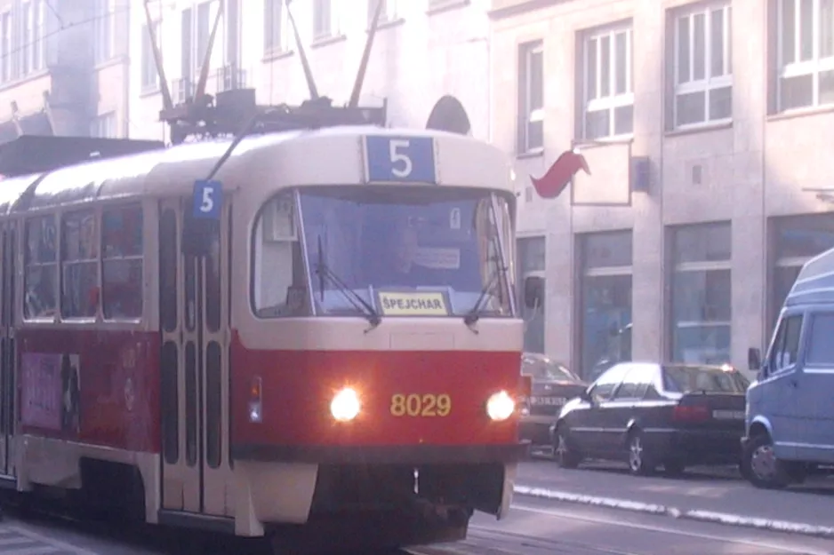 Prag Straßenbahnlinie 5 mit Triebwagen 8029 auf Karmelitská (2005)