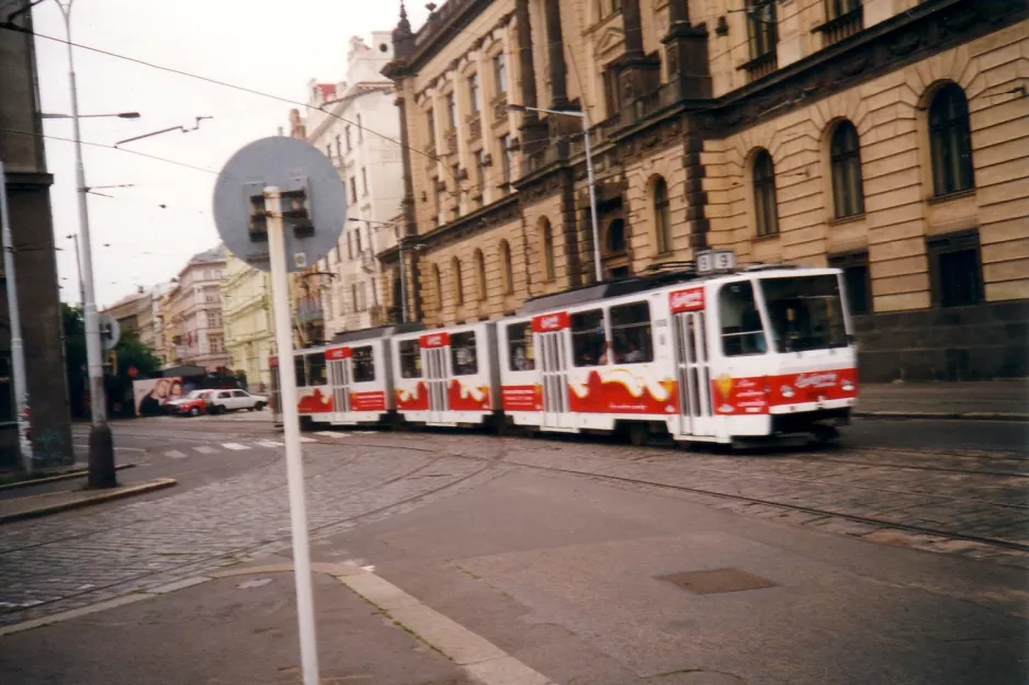 Prag Straßenbahnlinie 9 mit Gelenkwagen 9031 auf Senovážné Náměsti (2001)