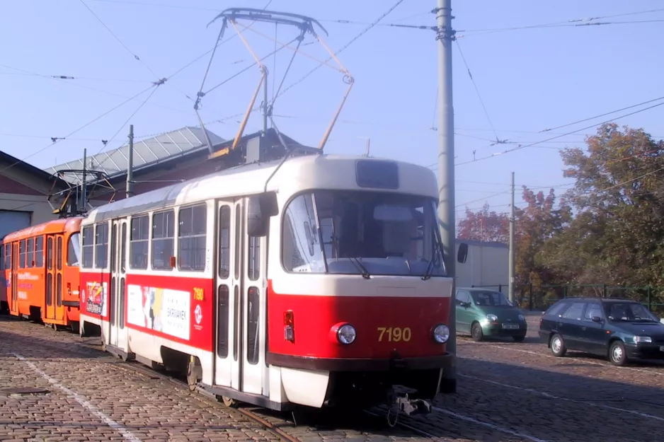 Prag Triebwagen 7190 vor dem Depot Vozovna Střešovise (2005)