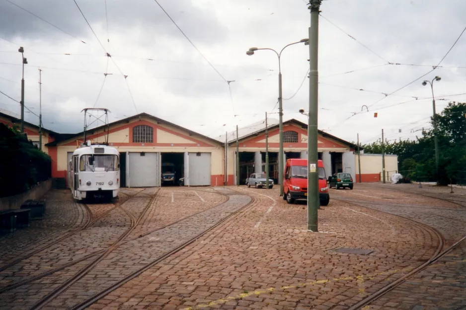 Prag Triebwagen 7192 vor dem Depot Vozovna Střešovise (2001)