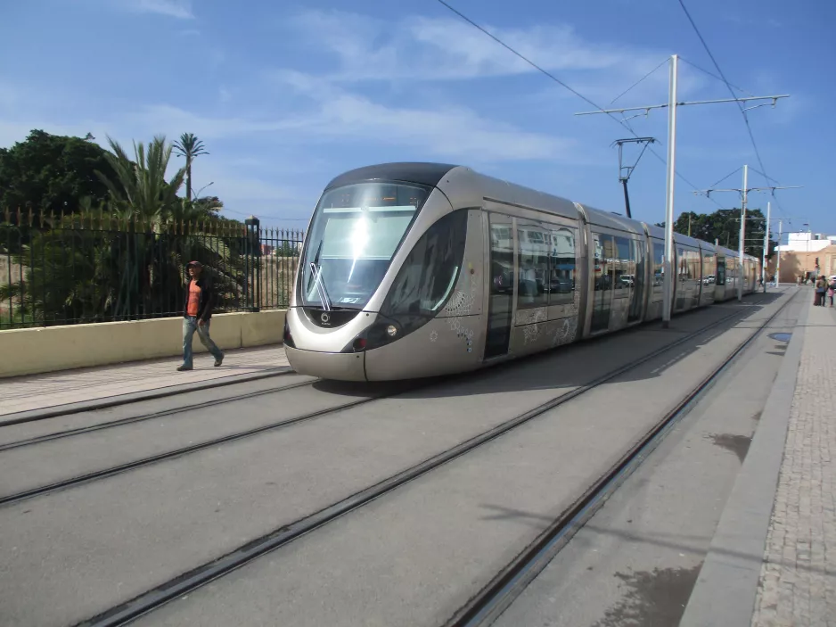 Rabat Straßenbahnlinie L2 mit Niederflurgelenkwagen 02 auf Avenue Chellah (2018)