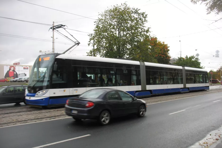 Riga Straßenbahnlinie 6 mit Niederflurgelenkwagen 57082 auf Aspazijas bulvāris (2012)