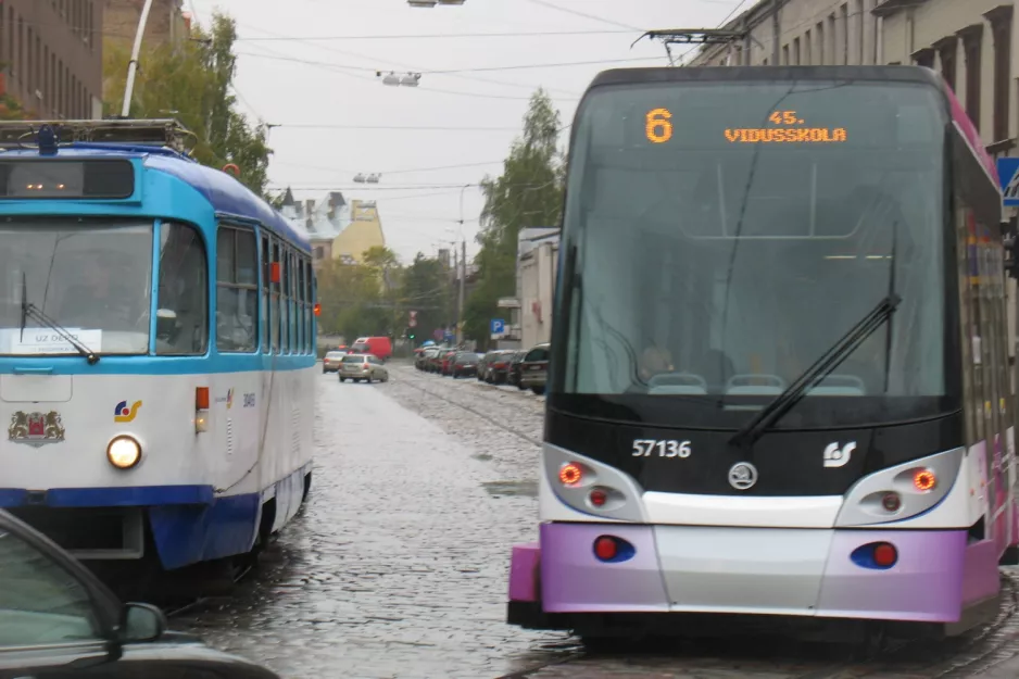 Riga Straßenbahnlinie 6 mit Niederflurgelenkwagen 57136 in der Kreuzung Aspazijas bulvāris/13.janvāra iela (2012)
