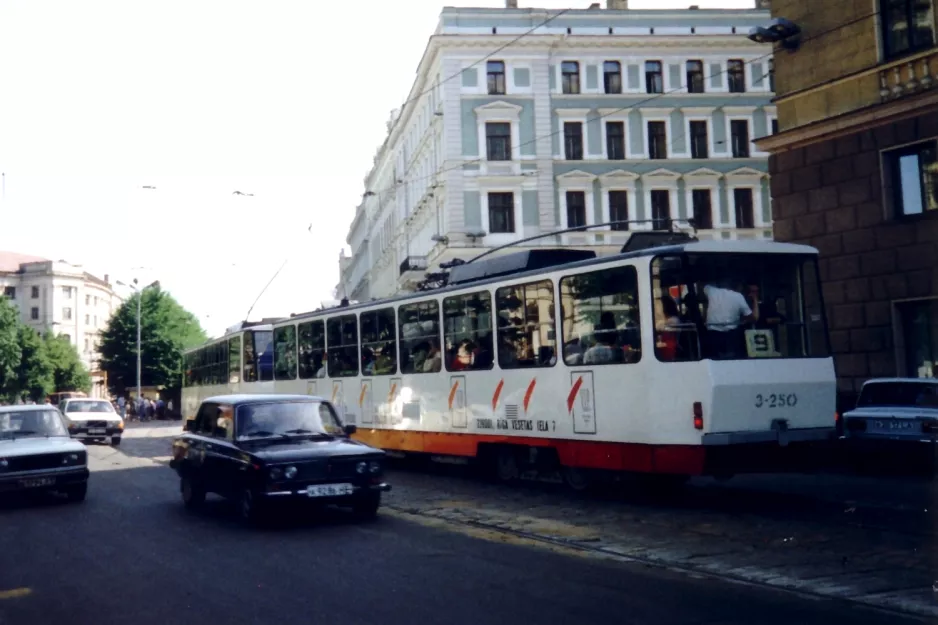Riga Zusätzliche Linie 9 mit Triebwagen 3-250 auf Zigfrīda Annas Meierovica bulvāris (1992)