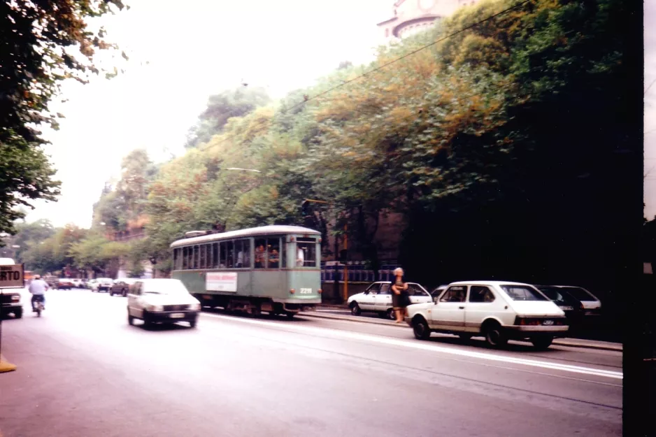 Rom Straßenbahnlinie 13 mit Triebwagen 2211 auf Via Marmorata (1991)