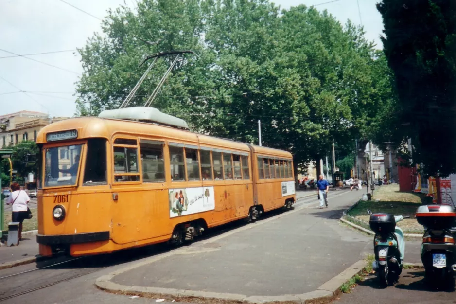 Rom Straßenbahnlinie 19 mit Gelenkwagen 7061 auf Piazza di Porta Maggiore (1999)