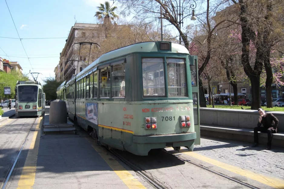 Rom Straßenbahnlinie 19 mit Niederflurgelenkwagen 9002 am Risorgimento S.Pietro (2010)