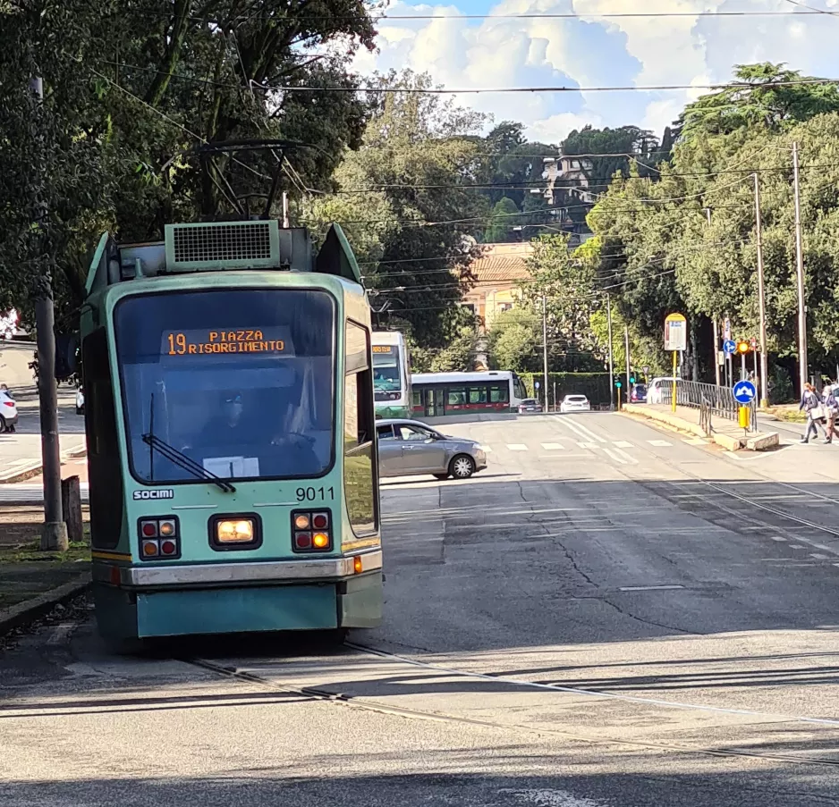 Rom Straßenbahnlinie 19 mit Niederflurgelenkwagen 9011 nahe bei Villa Borghese (2020)