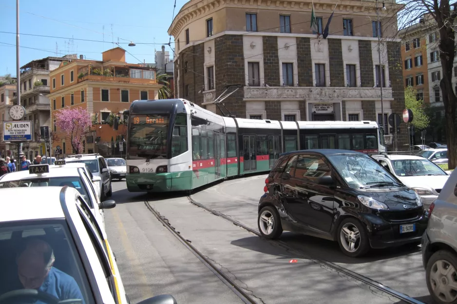 Rom Straßenbahnlinie 19 mit Niederflurgelenkwagen 9105 am Risorgimento S.Pietro (2010)