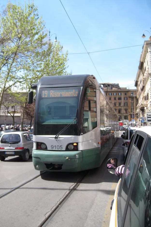 Rom Straßenbahnlinie 19 mit Niederflurgelenkwagen 9105, die Vorderseite Risorgimento S.Pietro (2010)