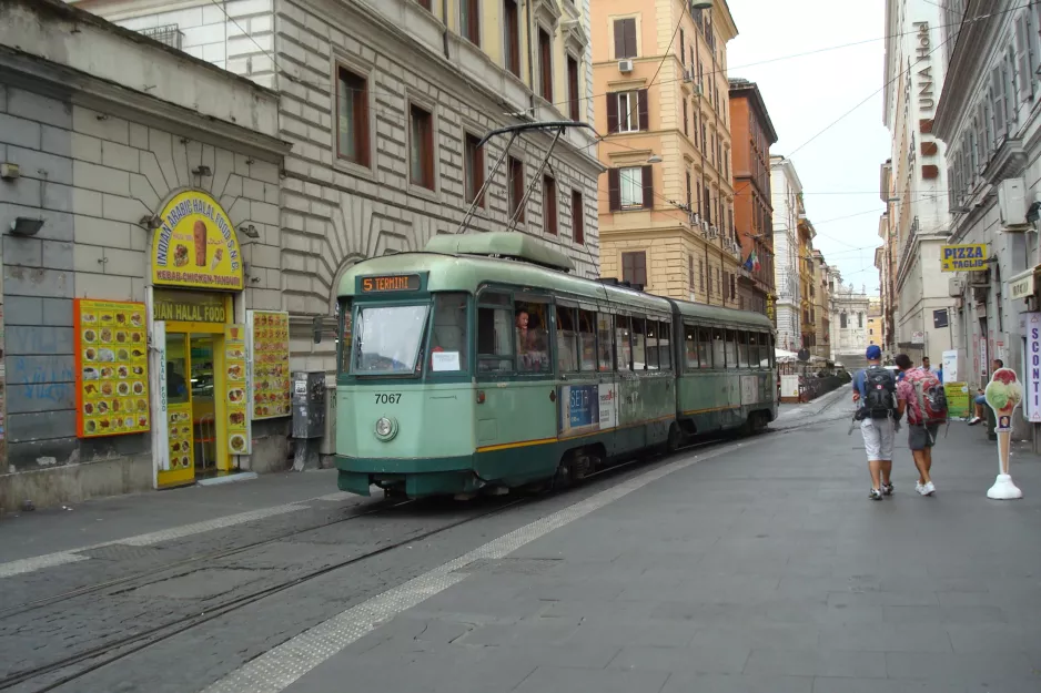 Rom Straßenbahnlinie 5 mit Gelenkwagen 7067 auf Via Daniele Manin (2016)