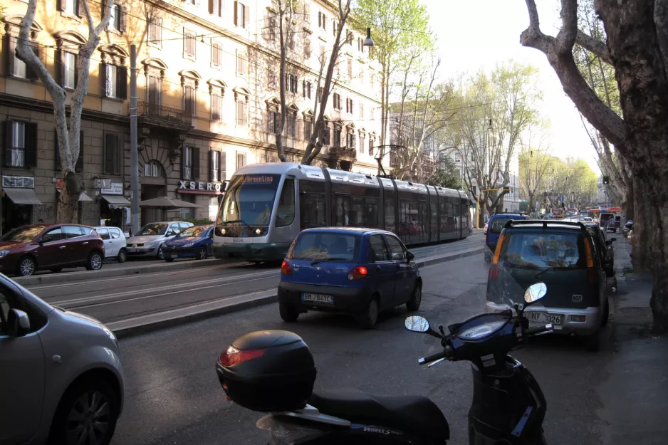 Rom Straßenbahnlinie 8 mit Niederflurgelenkwagen 9204 auf Trastevere / Min Istruzione (2010)