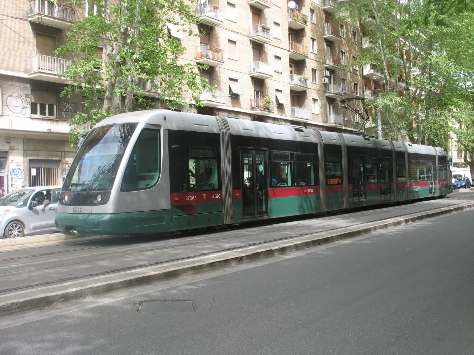 Rom Straßenbahnlinie 8 mit Niederflurgelenkwagen 9210nah Trastevere (2016)