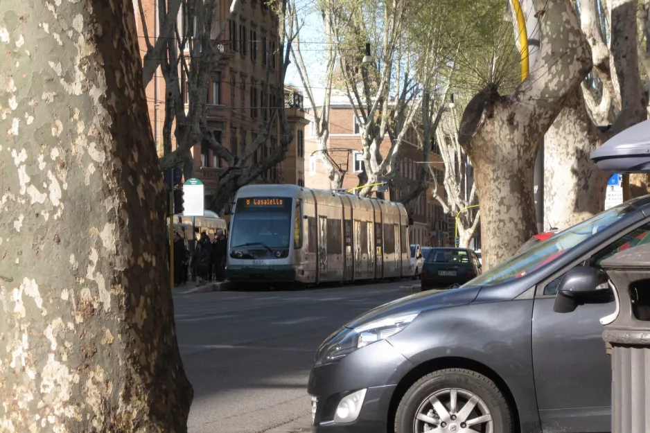 Rom Straßenbahnlinie 8 mit Niederflurgelenkwagen 9231 auf Trastevere (2010)