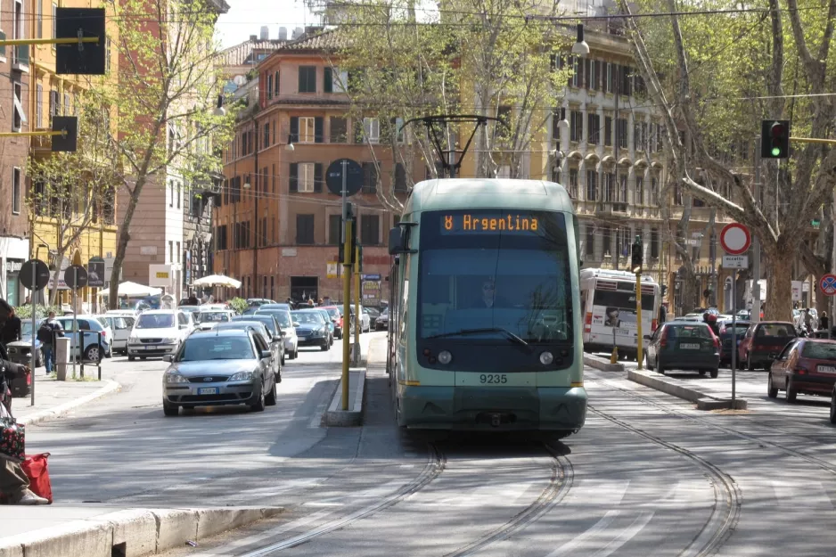 Rom Straßenbahnlinie 8 mit Niederflurgelenkwagen 9235 auf Trastevere (2010)