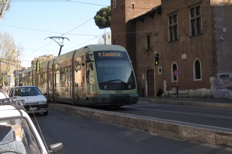 Rom Straßenbahnlinie 8 mit Niederflurgelenkwagen 9235 auf Viale Trastevere, von der Seite gesehen (2010)