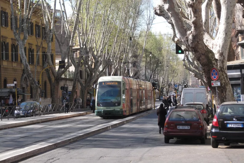 Rom Straßenbahnlinie 8 mit Niederflurgelenkwagen 9240 auf Viale Trastevere, von hinten gesehen (2010)