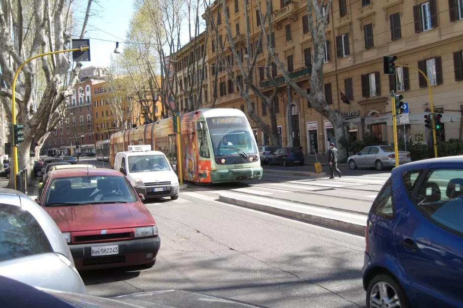 Rom Straßenbahnlinie 8 mit Niederflurgelenkwagen 9240 nahe bei Belli (2010)