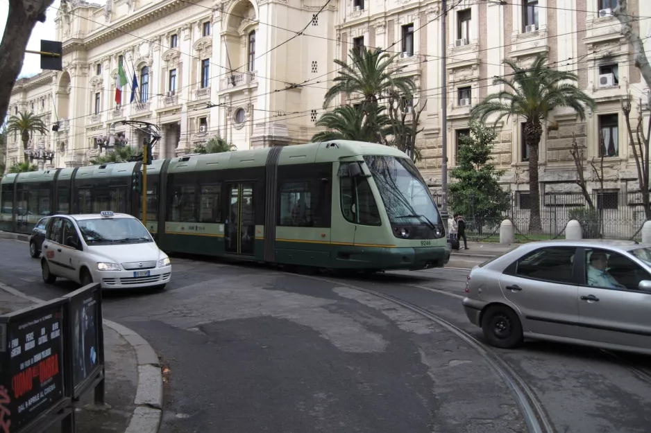 Rom Straßenbahnlinie 8 mit Niederflurgelenkwagen 9246 nahe bei Trastevere / Min Istruzione (2010)