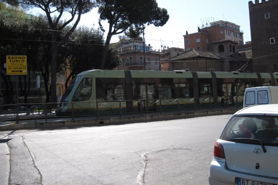 Rom Straßenbahnlinie 8 mit Niederflurgelenkwagen 9250 Viale Trastevere, von der Seite gesehen (2010)