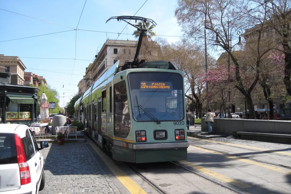 Rom Zusätzliche Linie 2/ mit Niederflurgelenkwagen 9020, die Vorderseite Risorgimento S.Pietro (2010)