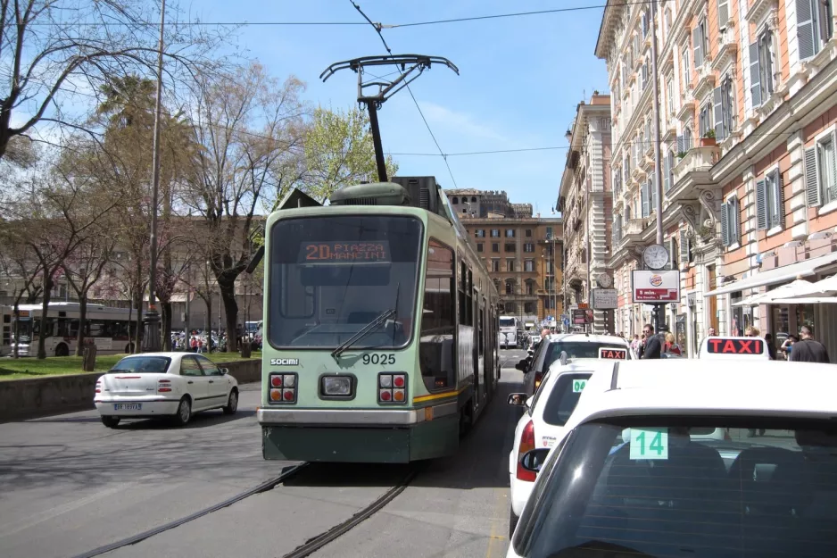 Rom Zusätzliche Linie 2/ mit Niederflurgelenkwagen 9025, die Rückseite Risorgimento S.Pietro (2010)