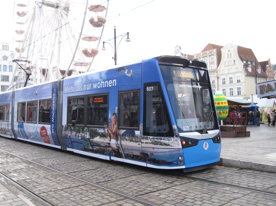 Rostock Straßenbahnlinie 1 mit Niederflurgelenkwagen 607 am Neuer Markt (2015)