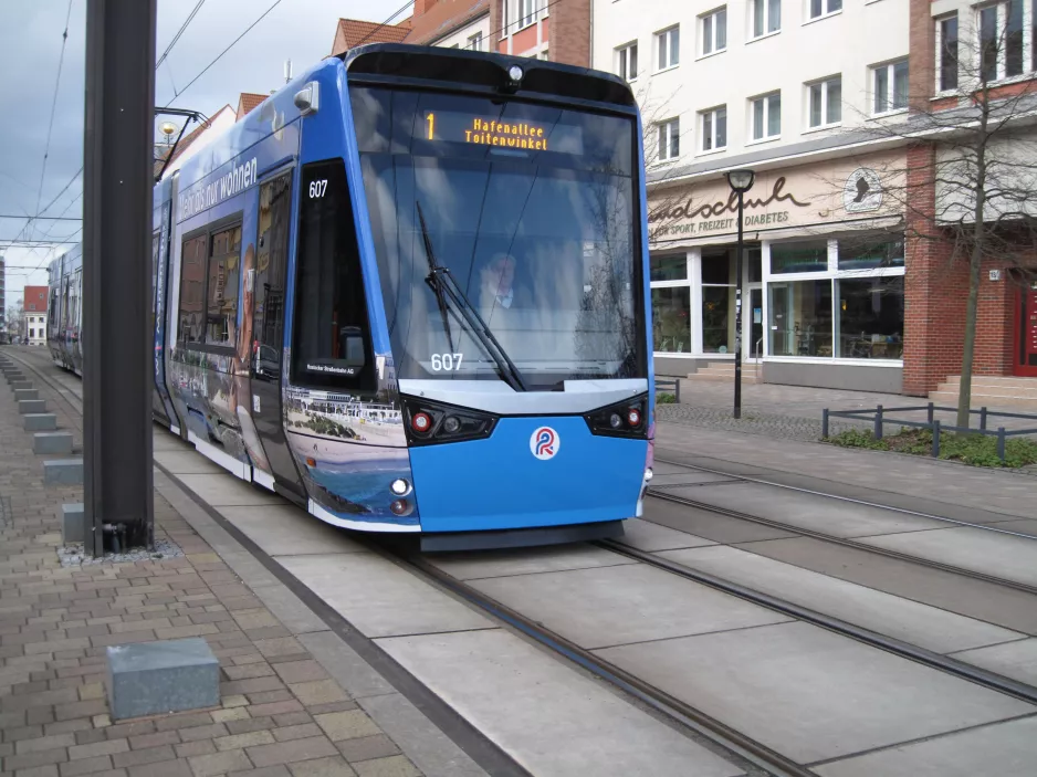 Rostock Straßenbahnlinie 1 mit Niederflurgelenkwagen 607nah Steintor IHK (2015)