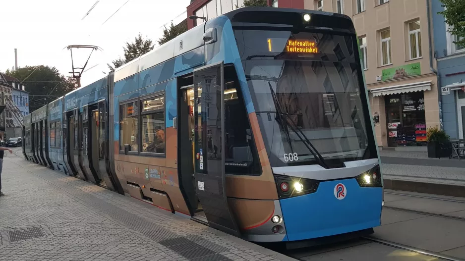 Rostock Straßenbahnlinie 1 mit Niederflurgelenkwagen 608 auf Doberaner Platz (2022)