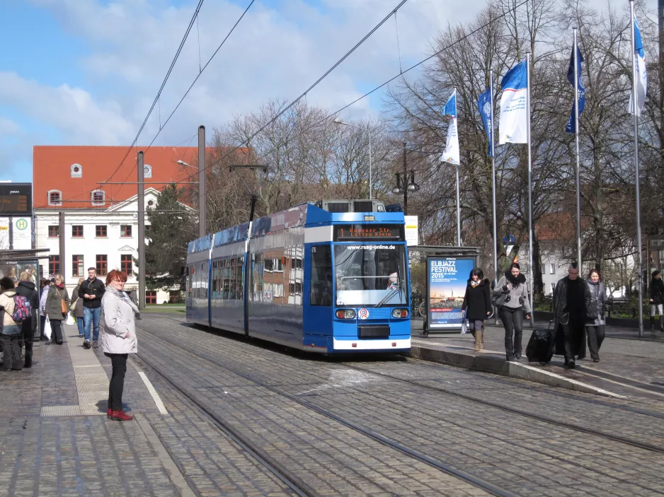 Rostock Straßenbahnlinie 1 mit Niederflurgelenkwagen 676 am Neuer Markt (2015)