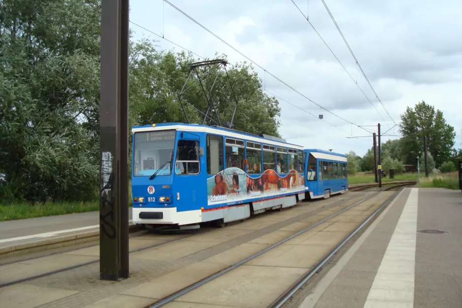 Rostock Straßenbahnlinie 1 mit Triebwagen 812 am Marienehe (2011)