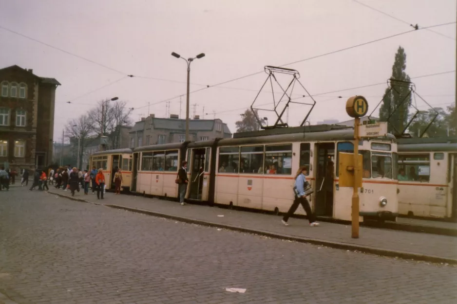 Rostock Straßenbahnlinie 11 mit Gelenkwagen 701 am Hauptbahnhof (1987)