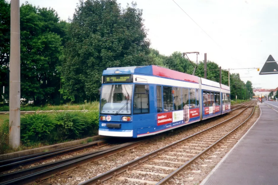 Rostock Straßenbahnlinie 11 mit Niederflurgelenkwagen 677 am Platz der Jugend Rostock (2001)