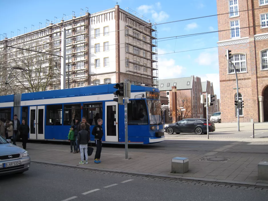 Rostock Straßenbahnlinie 5 mit Niederflurgelenkwagen 665 in der Kreuzung Lange Straße/Breite Straße (2015)