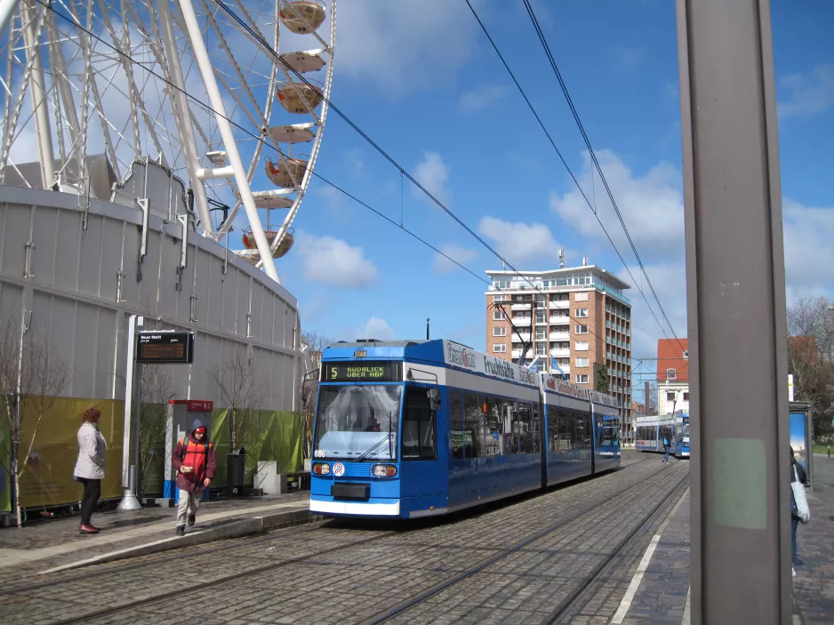 Rostock Straßenbahnlinie 5 mit Niederflurgelenkwagen 686, die Vorderseite Neuer Markt (2015)