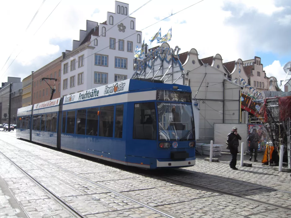 Rostock Straßenbahnlinie 5 mit Niederflurgelenkwagen 686, Seitenansicht Neuer Markt (2015)