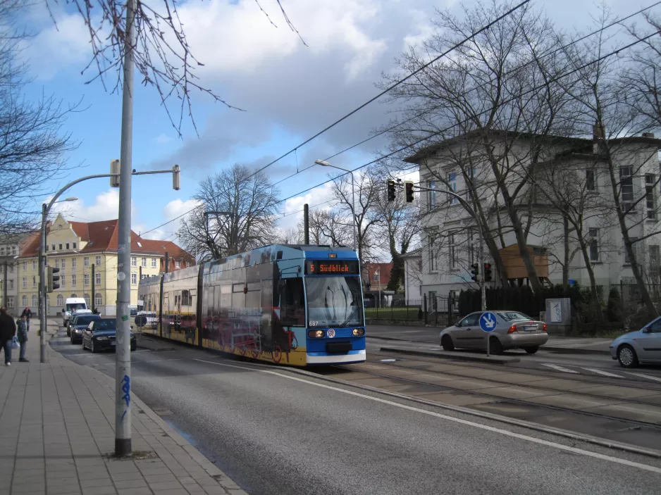 Rostock Straßenbahnlinie 5 mit Niederflurgelenkwagen 687 auf Rosa-Luxemburg-Str. (2015)