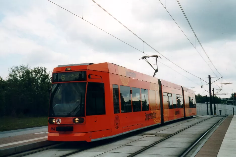 Rostock Straßenbahnlinie 6 mit Niederflurgelenkwagen 658 nahe bei Stadthalle (2004)