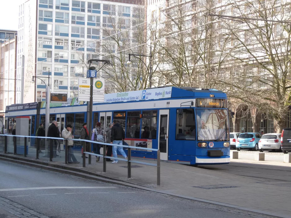 Rostock Straßenbahnlinie 6 mit Niederflurgelenkwagen 663 im Lange Str. (2015)