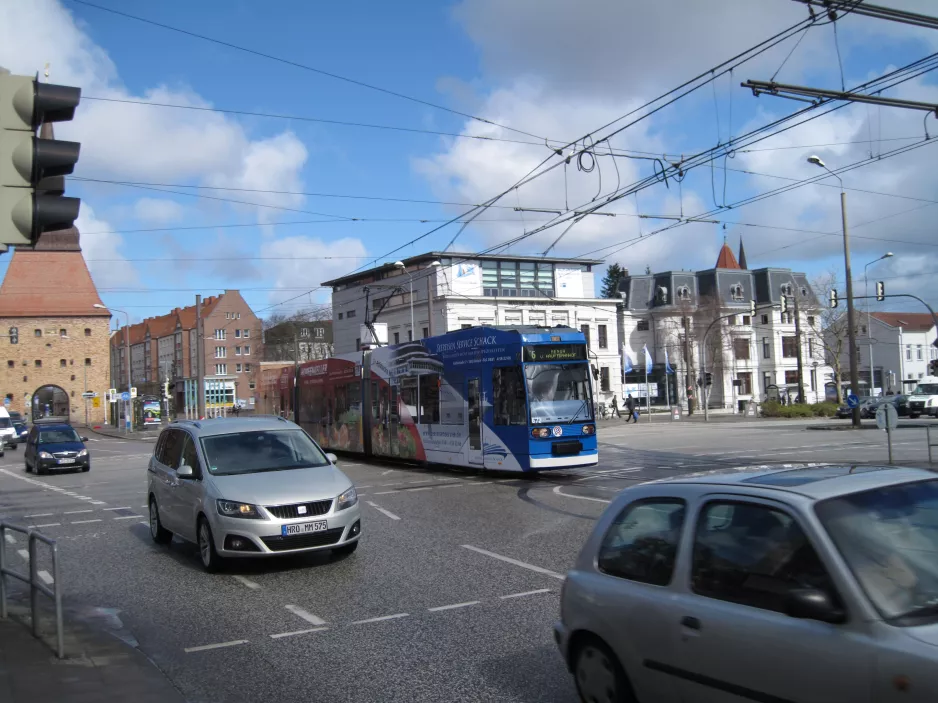 Rostock Straßenbahnlinie 6 mit Niederflurgelenkwagen 672 nahe bei Steintor IHK (2015)