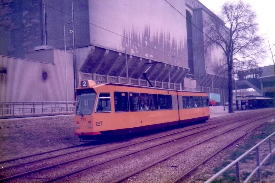 Rotterdam Straßenbahnlinie 2 mit Gelenkwagen 725 nahe bei Metrostationen Maashaven (1987)