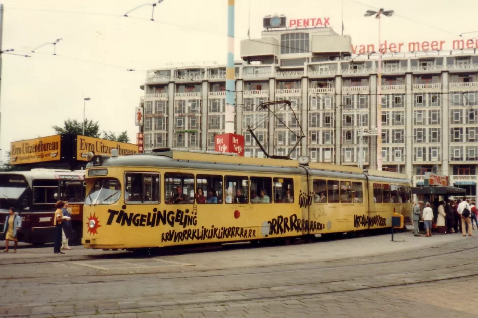 Rotterdam Straßenbahnlinie 4 mit Gelenkwagen 362 am Centraal (1981)