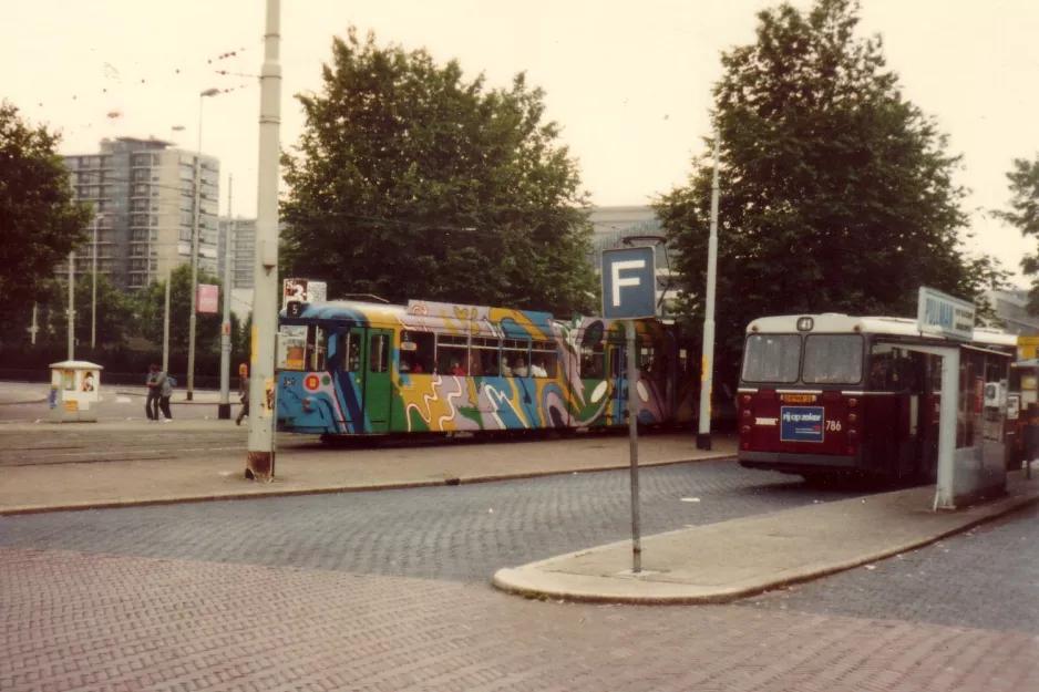 Rotterdam Straßenbahnlinie 5 mit Gelenkwagen 360 am Centraal (1981)