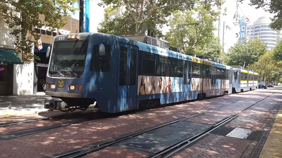 Sacramento Straßenbahnlinie Blau mit Gelenkwagen 215 am St. Rose of Lima Park (2021)