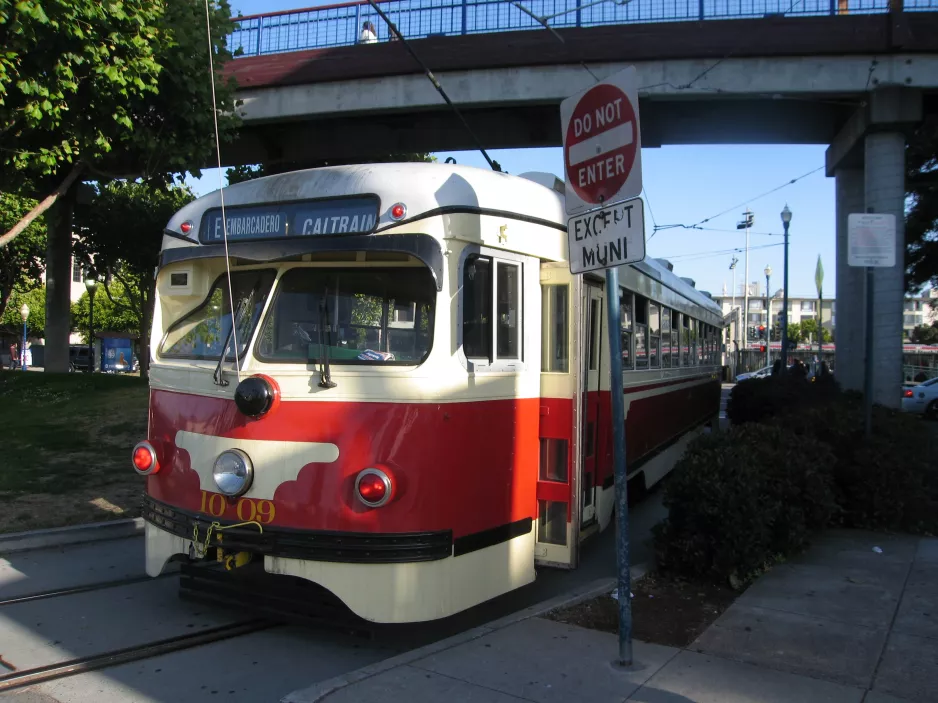 San Francisco E-Embarcadero Steetcar mit Triebwagen 1009nah Embarcadero & Stockton (2016)