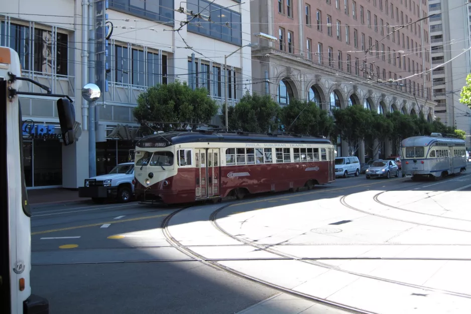 San Francisco F-Market & Wharves mit Triebwagen 1007 draußen Railway Museum (2010)