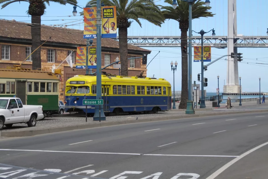 San Francisco F-Market & Wharves mit Triebwagen 1010nah Don Chee Way & Steuart (2010)