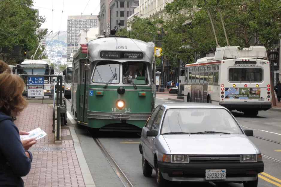 San Francisco F-Market & Wharves mit Triebwagen 1053 am Market Street & Battery Street (2010)