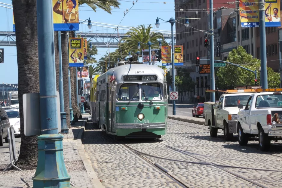 San Francisco F-Market & Wharves mit Triebwagen 1053nah Embarcadero & Stockton (2010)